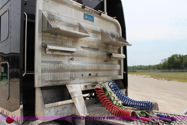 image for item J5794 2009 Peterbilt 386 semi truck