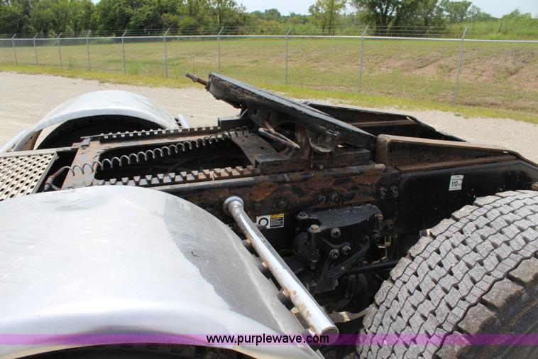 image for item J5794 2009 Peterbilt 386 semi truck