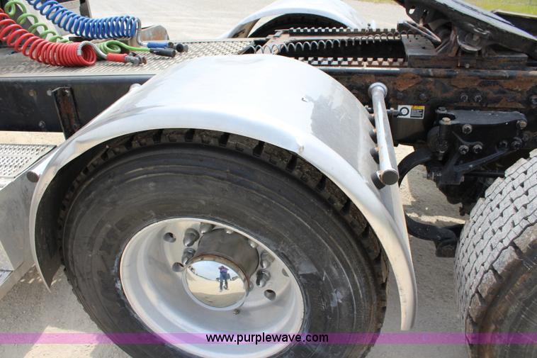 image for item J5794 2009 Peterbilt 386 semi truck