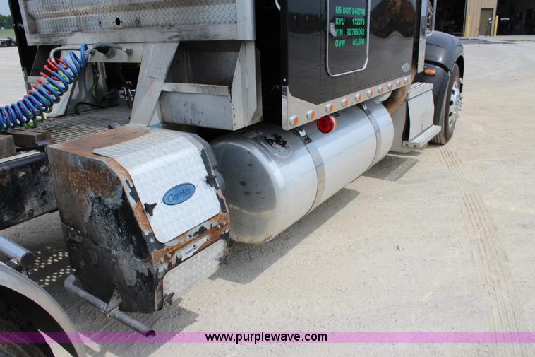 image for item J5794 2009 Peterbilt 386 semi truck