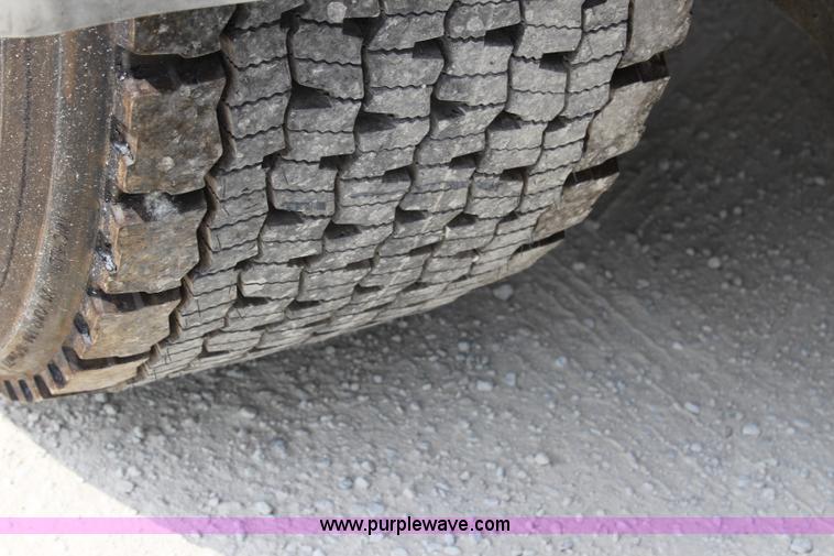 image for item J5794 2009 Peterbilt 386 semi truck