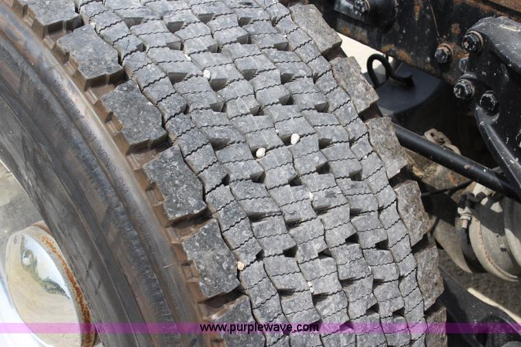 image for item J5794 2009 Peterbilt 386 semi truck