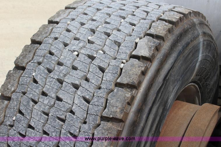 image for item J5794 2009 Peterbilt 386 semi truck