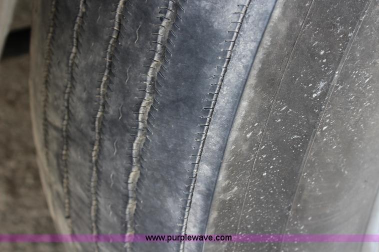 image for item J5794 2009 Peterbilt 386 semi truck