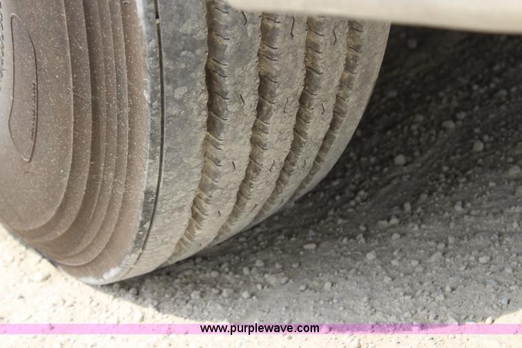 image for item J5794 2009 Peterbilt 386 semi truck