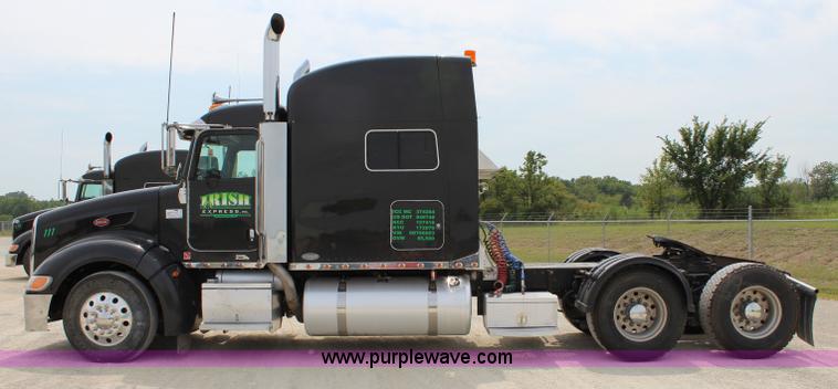 image for item J5796 2009 Peterbilt 386 semi truck
