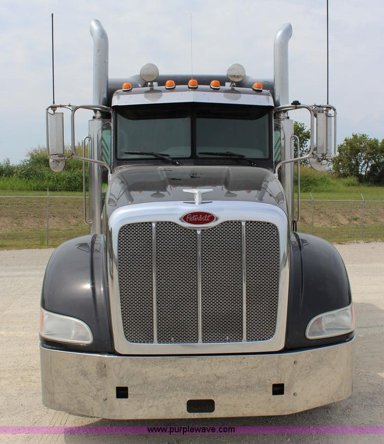image for item J5796 2009 Peterbilt 386 semi truck