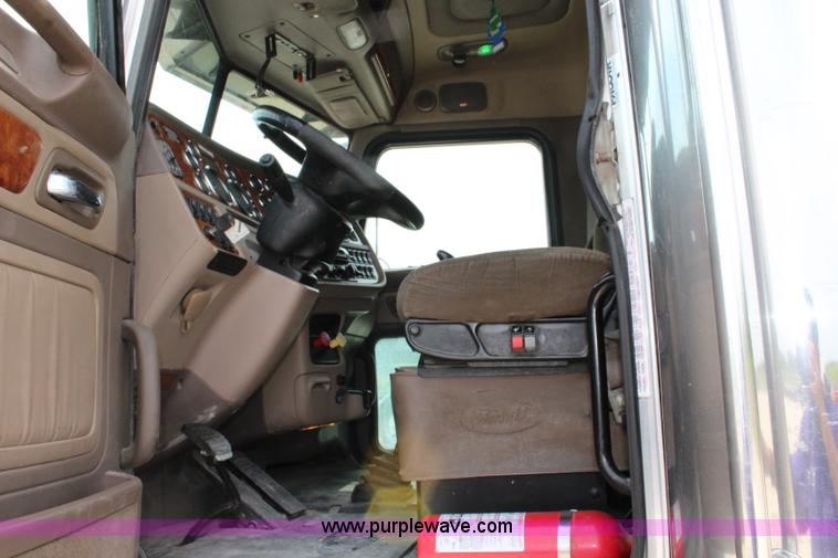 image for item J5796 2009 Peterbilt 386 semi truck