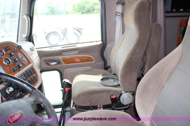 image for item J5796 2009 Peterbilt 386 semi truck