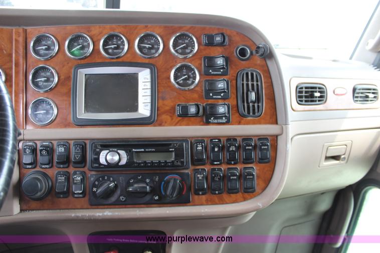 image for item J5796 2009 Peterbilt 386 semi truck