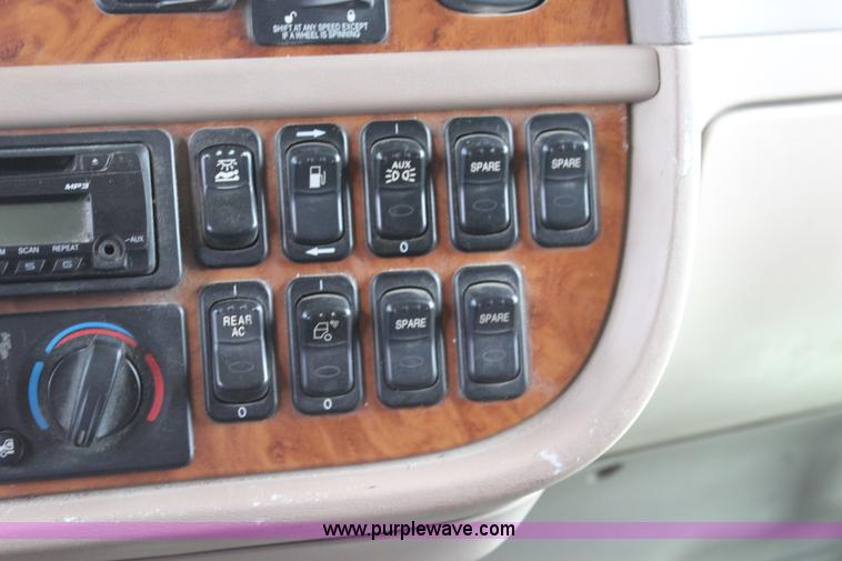 image for item J5796 2009 Peterbilt 386 semi truck