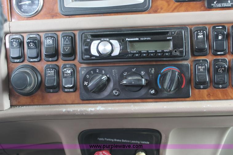 image for item J5796 2009 Peterbilt 386 semi truck