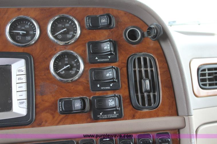 image for item J5796 2009 Peterbilt 386 semi truck