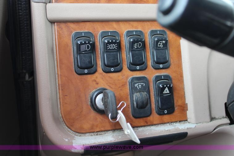 image for item J5796 2009 Peterbilt 386 semi truck