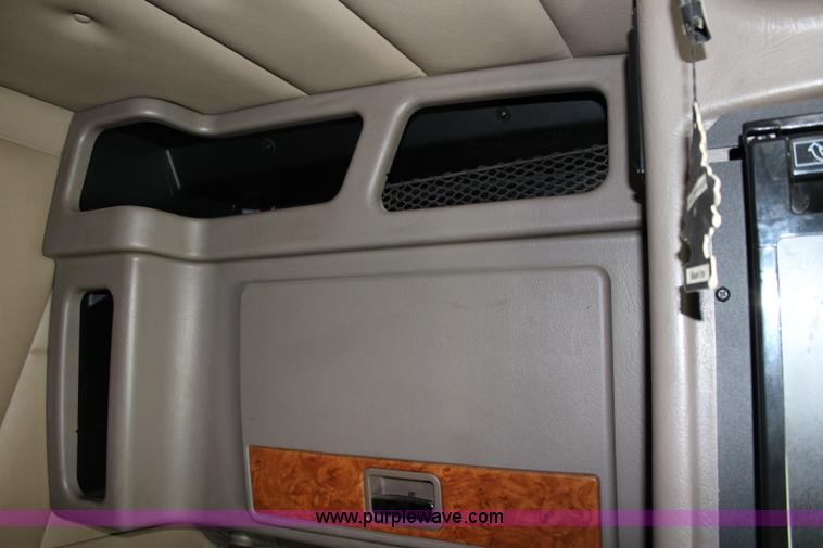 image for item J5796 2009 Peterbilt 386 semi truck