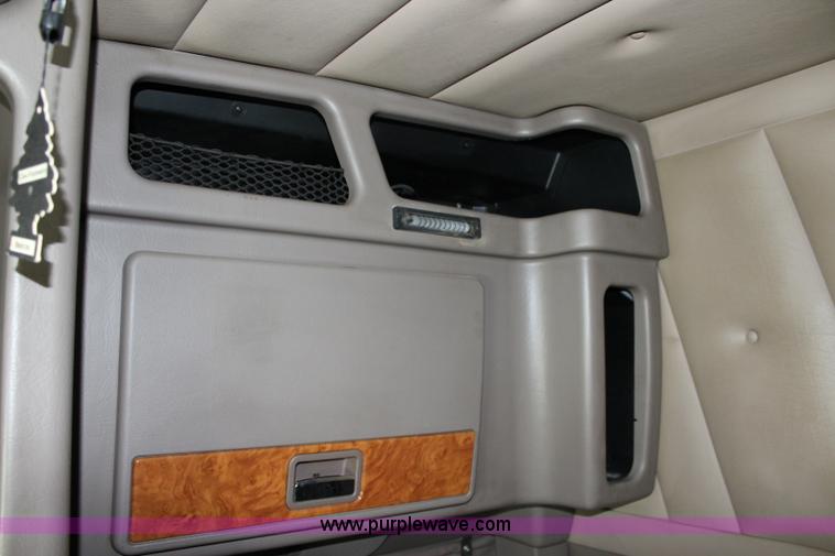 image for item J5796 2009 Peterbilt 386 semi truck