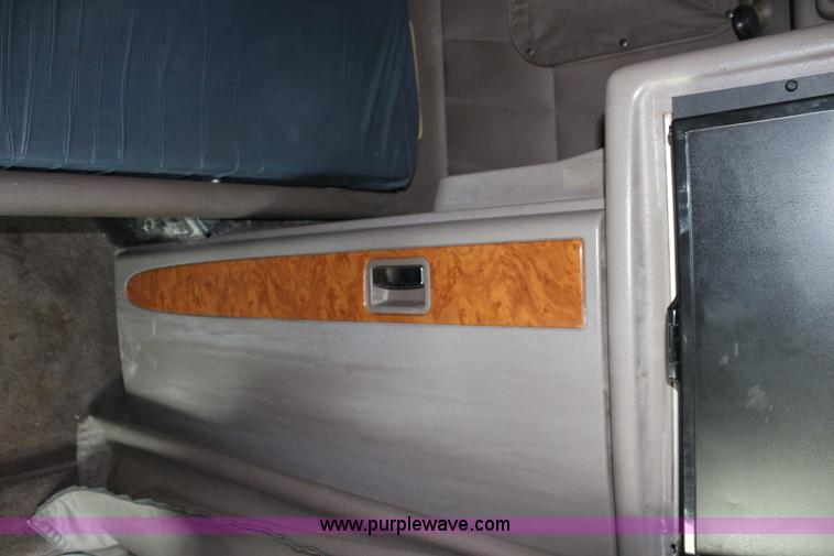 image for item J5796 2009 Peterbilt 386 semi truck