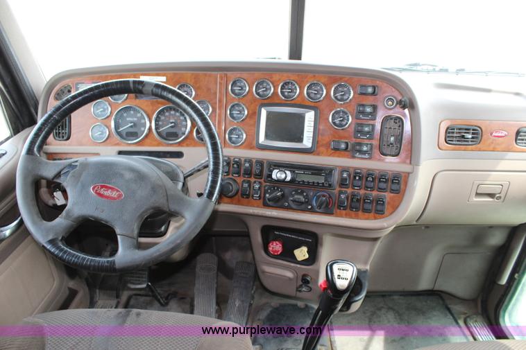 image for item J5796 2009 Peterbilt 386 semi truck