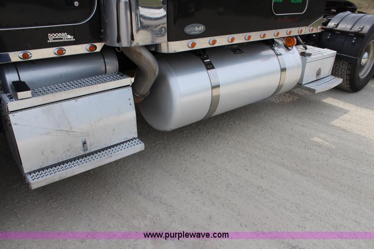 image for item J5796 2009 Peterbilt 386 semi truck