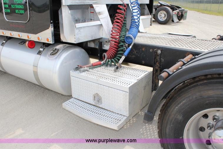 image for item J5796 2009 Peterbilt 386 semi truck