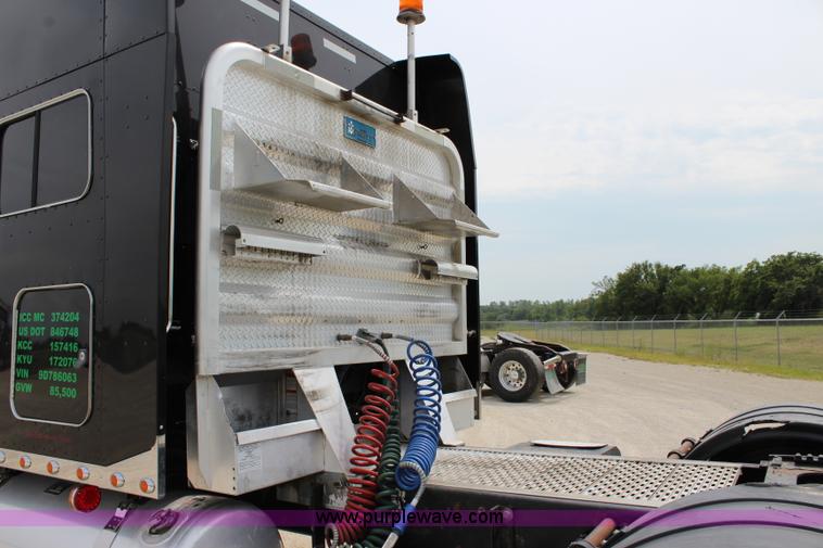 image for item J5796 2009 Peterbilt 386 semi truck