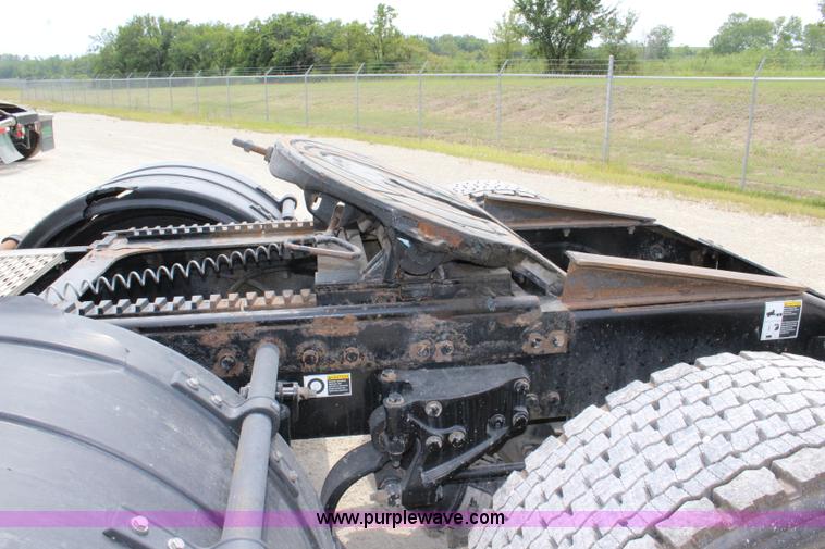 image for item J5796 2009 Peterbilt 386 semi truck