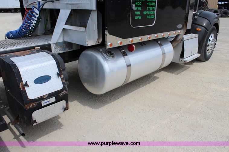 image for item J5796 2009 Peterbilt 386 semi truck