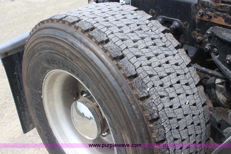 image for item J5796 2009 Peterbilt 386 semi truck