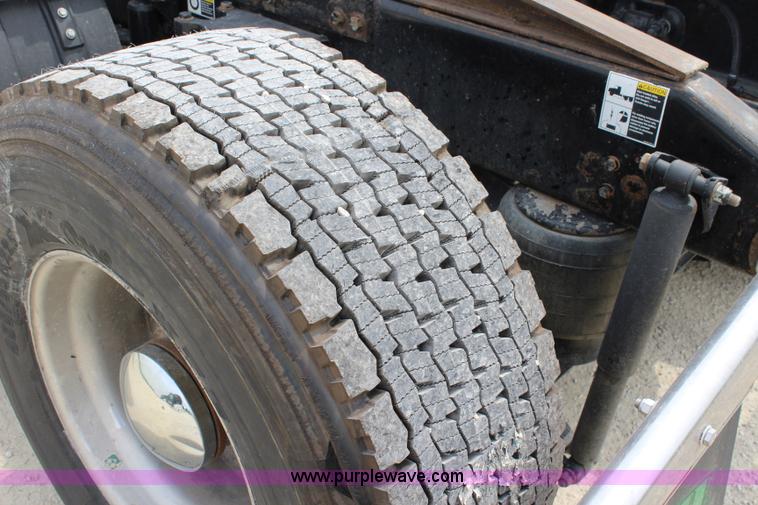 image for item J5796 2009 Peterbilt 386 semi truck