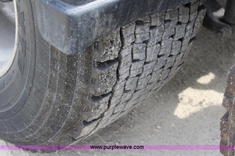 image for item J5796 2009 Peterbilt 386 semi truck