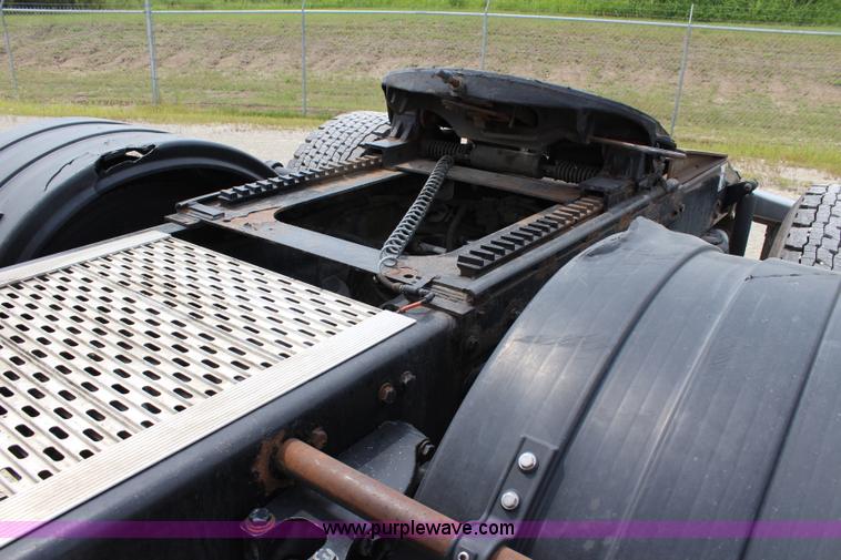 image for item J5796 2009 Peterbilt 386 semi truck