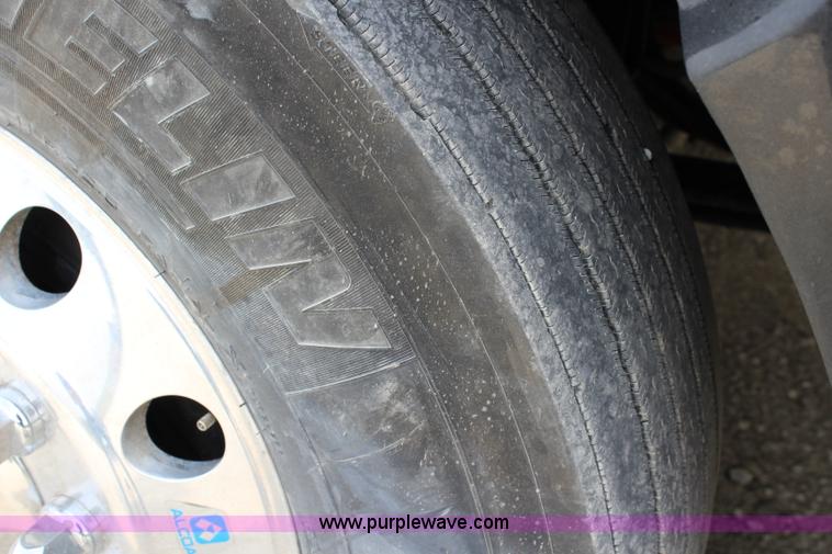 image for item J5796 2009 Peterbilt 386 semi truck