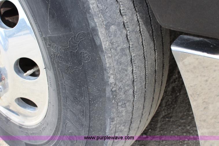 image for item J5796 2009 Peterbilt 386 semi truck