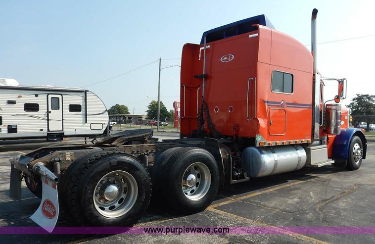 image for item J6445 2006 Peterbilt 379 semi truck
