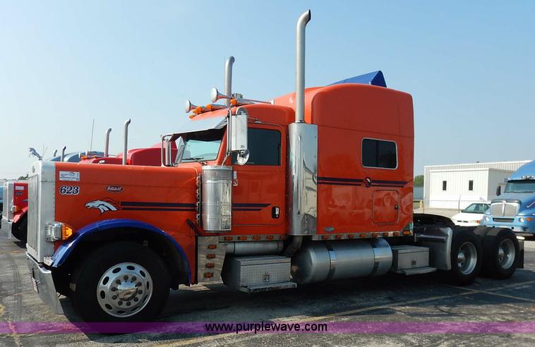 image for item J6445 2006 Peterbilt 379 semi truck