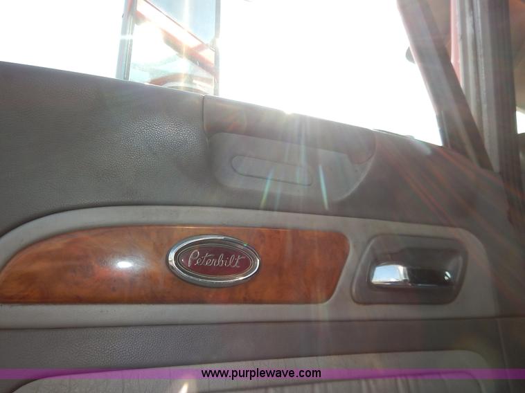image for item J6445 2006 Peterbilt 379 semi truck