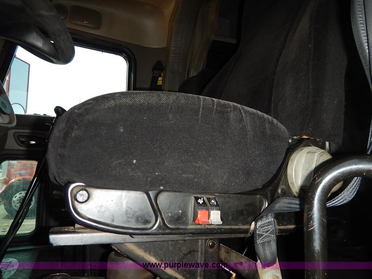 image for item J6445 2006 Peterbilt 379 semi truck