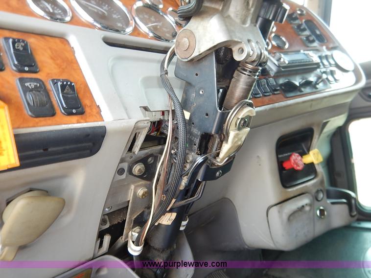 image for item J6445 2006 Peterbilt 379 semi truck