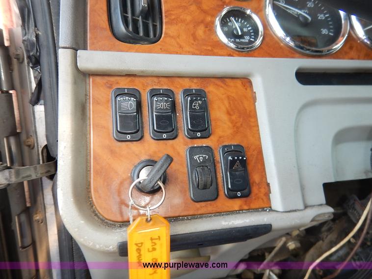 image for item J6445 2006 Peterbilt 379 semi truck