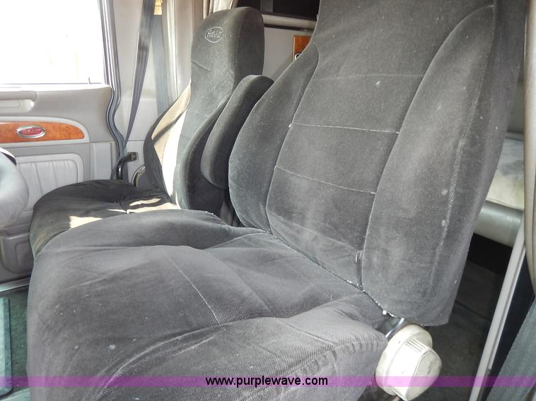 image for item J6445 2006 Peterbilt 379 semi truck