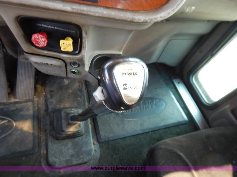 image for item J6445 2006 Peterbilt 379 semi truck