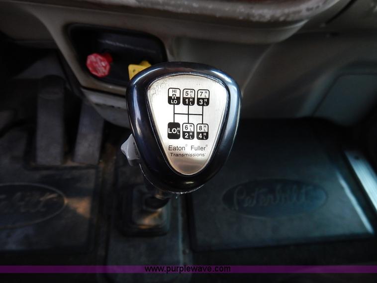 image for item J6445 2006 Peterbilt 379 semi truck