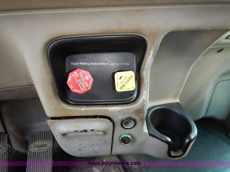 image for item J6445 2006 Peterbilt 379 semi truck