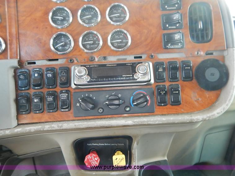 image for item J6445 2006 Peterbilt 379 semi truck