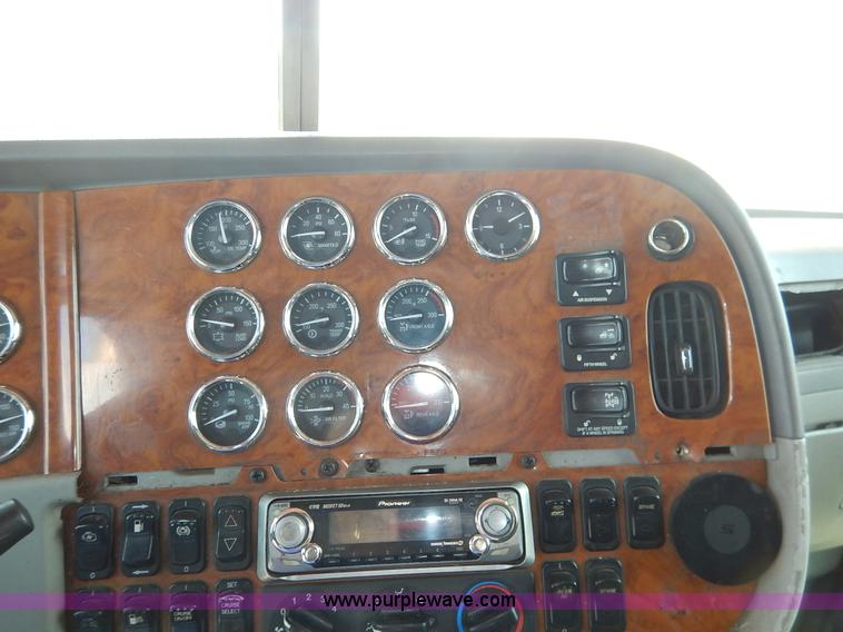 image for item J6445 2006 Peterbilt 379 semi truck