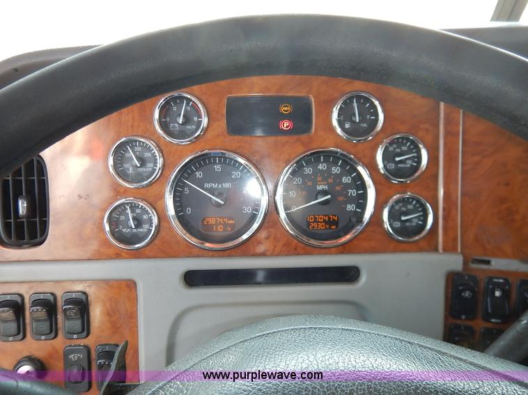 image for item J6445 2006 Peterbilt 379 semi truck