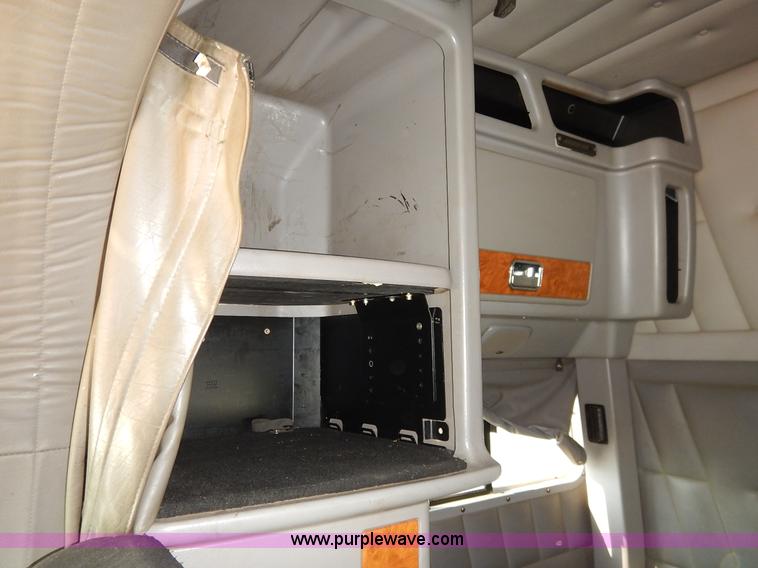 image for item J6445 2006 Peterbilt 379 semi truck