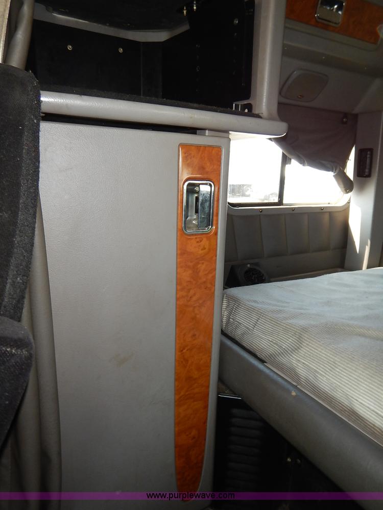 image for item J6445 2006 Peterbilt 379 semi truck