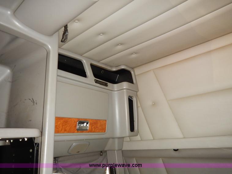 image for item J6445 2006 Peterbilt 379 semi truck