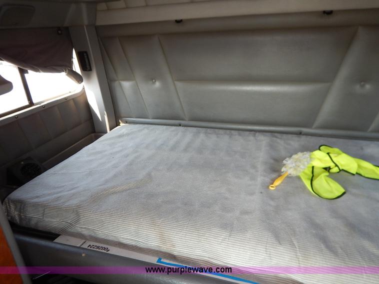 image for item J6445 2006 Peterbilt 379 semi truck